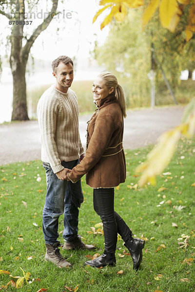 Glückliches junges Paar im Park im Herbst