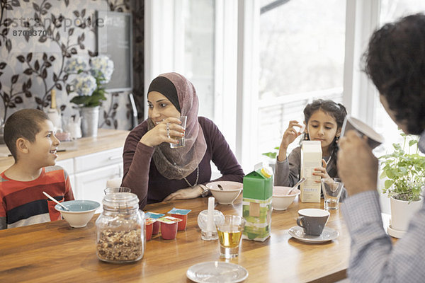 Muslimische Familie beim gemeinsamen Frühstück zu Hause