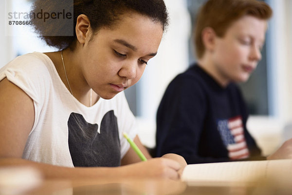 Highschool-Mädchen studiert in der Klasse