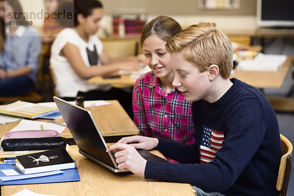 Schüler mit Laptop im Klassenzimmer