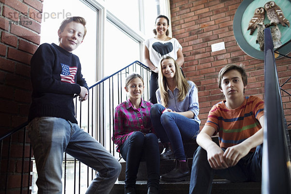 Porträt von selbstbewussten Freunden auf der Highschool-Treppe