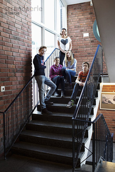 Portrait von Schulfreunden auf Stufen