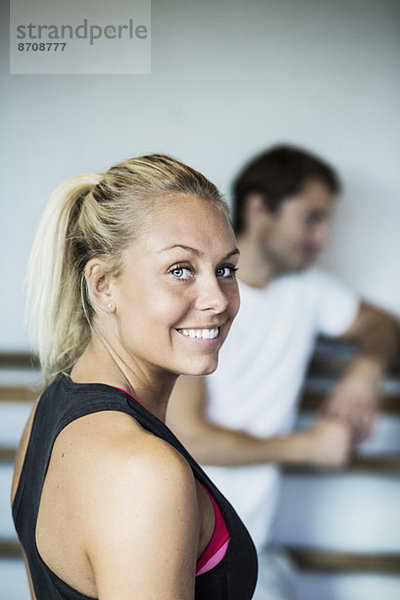 Seitenansicht Porträt der lächelnden Frau im Fitnessstudio