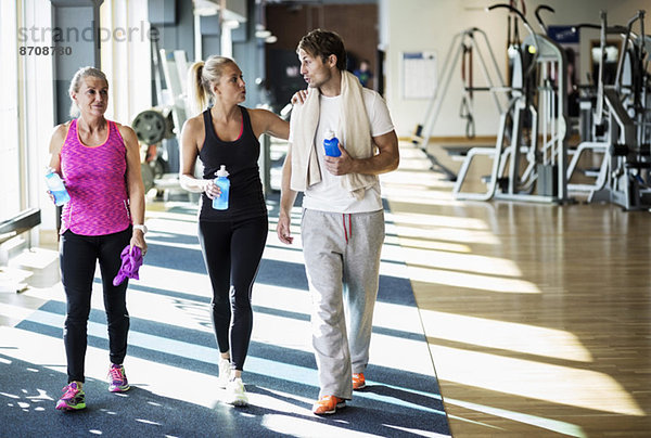 Freunde beim Spazierengehen im Fitnessstudio