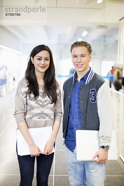 Porträt selbstbewusster Studenten am College-Korridor