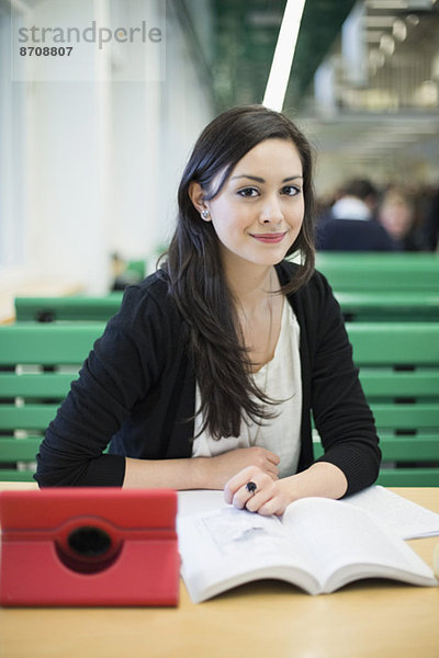 Porträt eines selbstbewussten Studenten im Gemeinschaftsraum