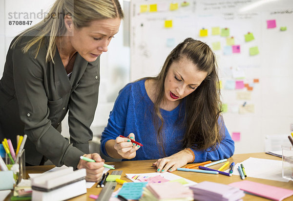 Unternehmerinnen arbeiten im Kreativbüro zusammen