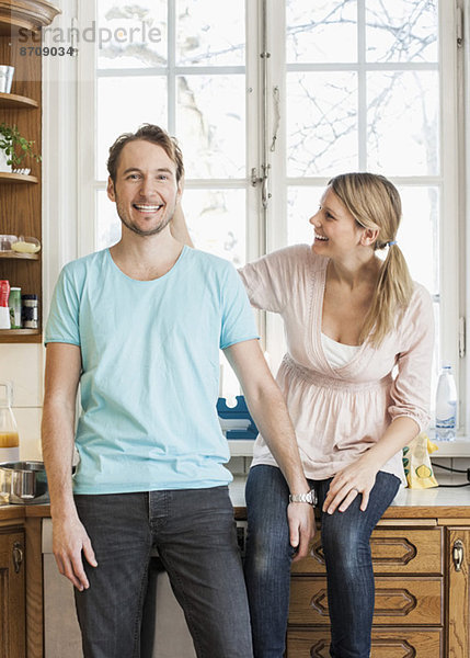 Fröhliches  erwachsenes Paar  das seine Freizeit in der Küche verbringt