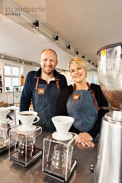 Porträt eines reifen Paares in der Coffee-Shop-Küche