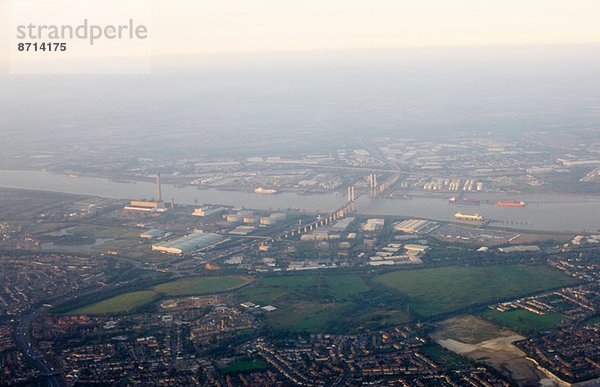 Luftaufnahme der Brücke und der Themse  London  UK