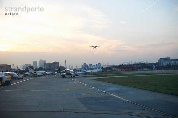 Erhöhte Ansicht der Flughafenbahn und Flugzeuge  London  Großbritannien