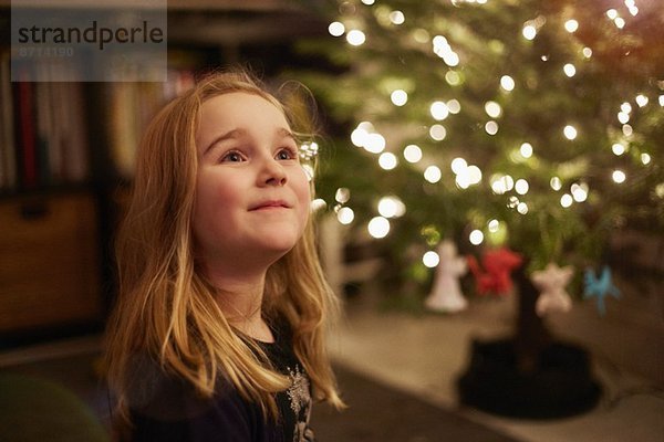 Porträt eines jungen Mädchens zu Weihnachten