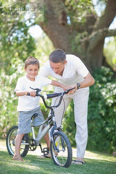 Vater führt den Sohn zum Radfahren