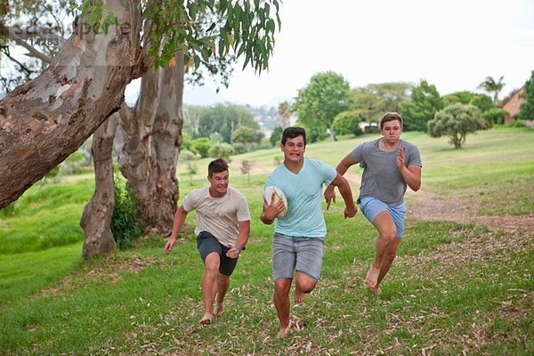 Jungen spielen Touch Rugby