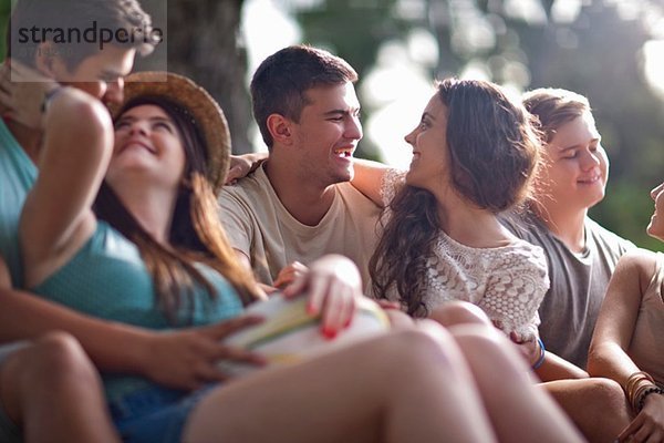 Paare chatten im Wald