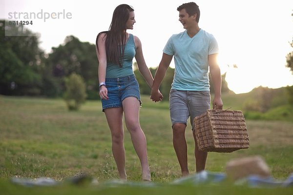 Teenager-Pärchen beim Picknick im Wald