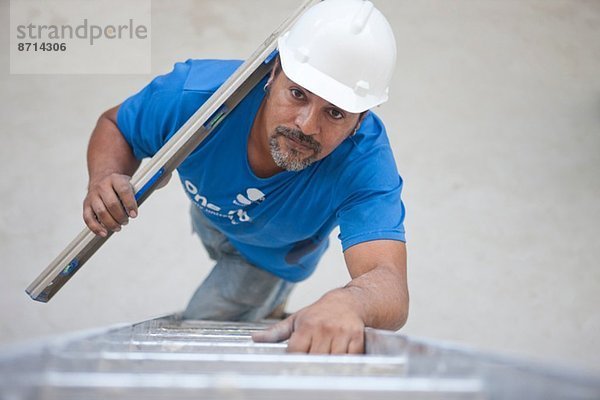 Bauherr mit Metallstabkletterleiter