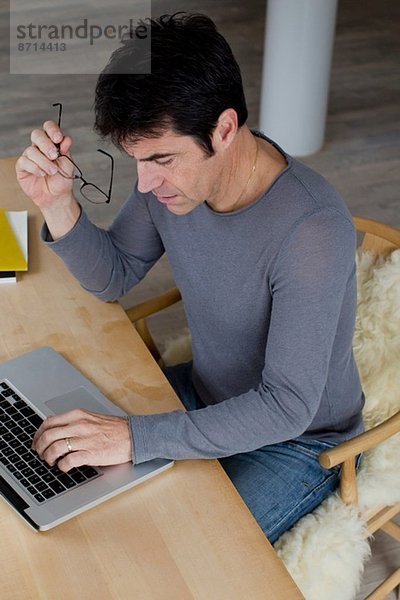 Reife Geschäftsleute  die zu Hause am Laptop arbeiten