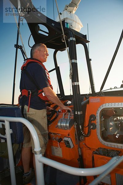 Rettungsbootbesatzung steuert Boot auf See