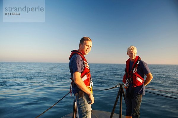 Portrait von zwei männlichen Rettungsbootbesatzungen auf See