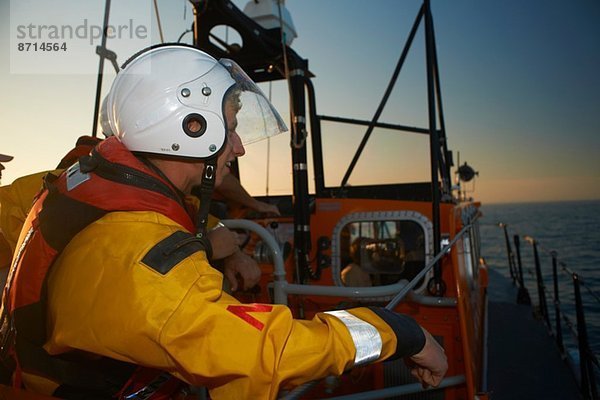 Rettungsboot-Crew-Training auf dem Rettungsboot auf See
