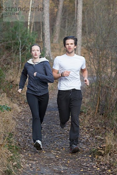 Paar läuft durch den Wald