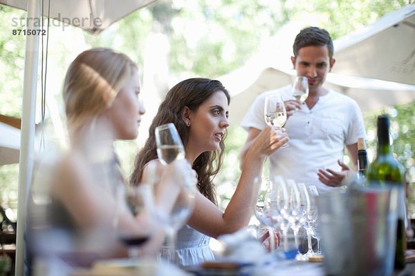 Junge Freunde beim Verkosten und Anschauen von Wein in der Weinbergsbar