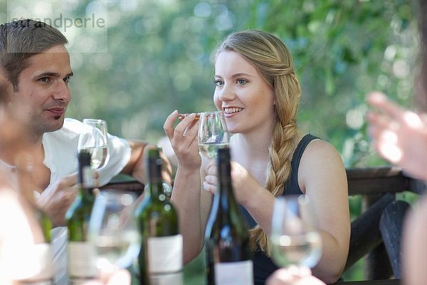 Junge Freunde verkosten und riechen Wein an der Weinbergsbar