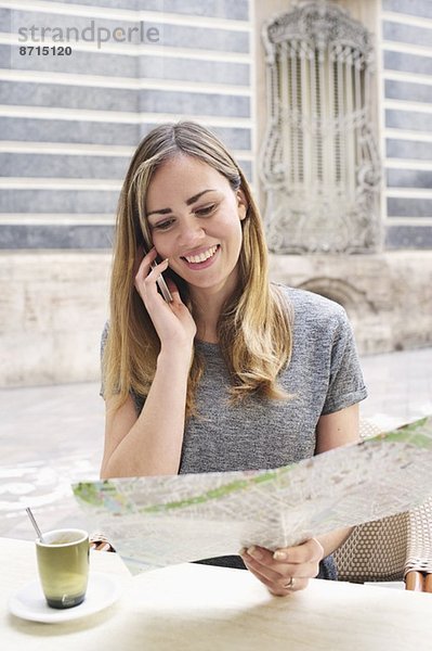 Junge Frau beim Betrachten der Karte vor dem Keramikmuseum  Valencia  Spanien