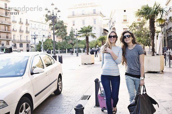 Zwei junge Freundinnen beim Einkaufen  Valencia  Spanien