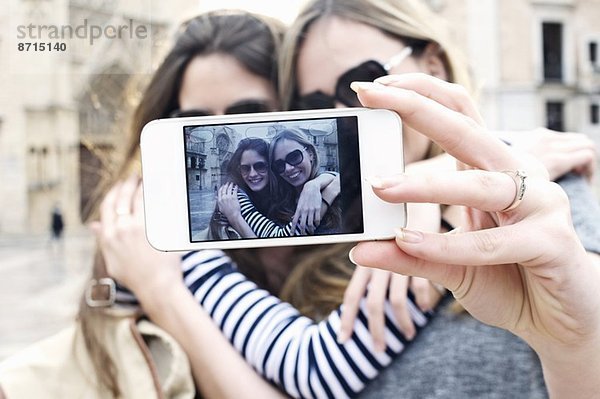 Zwei junge Freundinnen beim Selbstporträt  Valencia  Spanien