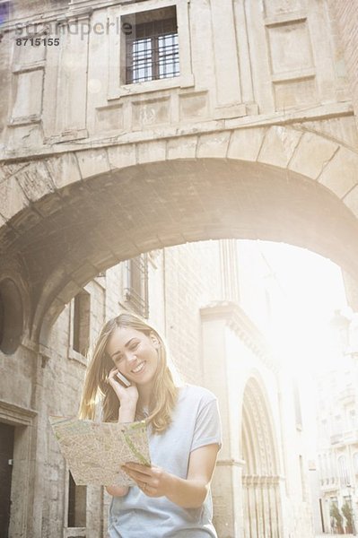 Junge Frau auf der Karte vor der Kathedrale von Valencia  Valencia  Spanien