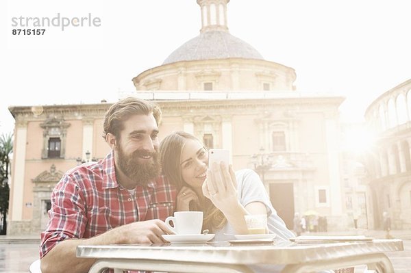 Junges Paar beim Kaffee im Straßencafé  Plaza de la Virgen  Valencia  Spanien