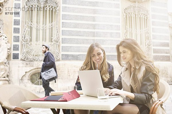 Zwei junge Frauen schauen auf den Laptop vor dem Keramikmuseum  Valencia  Spanien