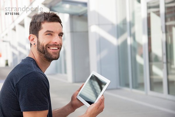 Mittlerer Erwachsener Mann mit digitalem Tablett