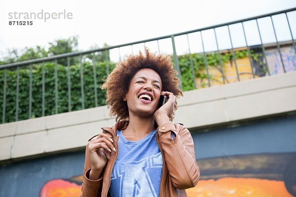 Junge Frau beim Chatten auf dem Smartphone