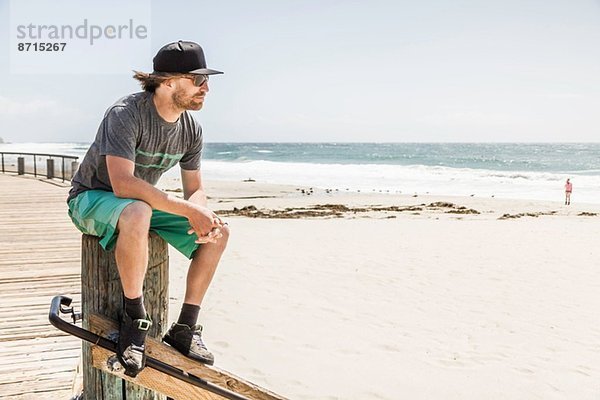 Junger Mann auf Holzpfosten  Laguna Beach  Kalifornien  USA