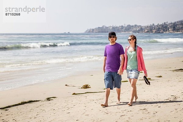 Junges Paar beim Strandspaziergang  Laguna Beach  Kalifornien  USA