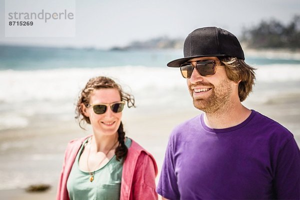 Junges Paar zu Fuß  Laguna Beach  Kalifornien  USA