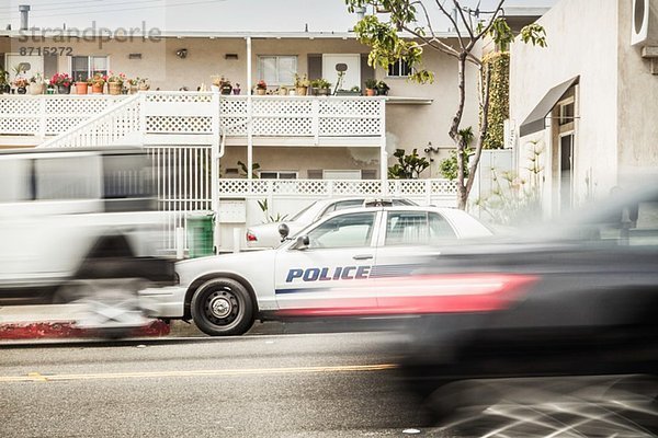 Verwackelte Bewegungsaufnahme eines zu schnell fahrenden Polizeiwagens
