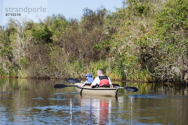 Vater und Sohn beobachten vom Boot aus  Everglades  Florida  USA