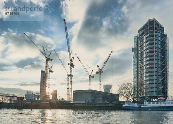 Blick auf Wohnblock Entwicklung auf der Themse  London  UK