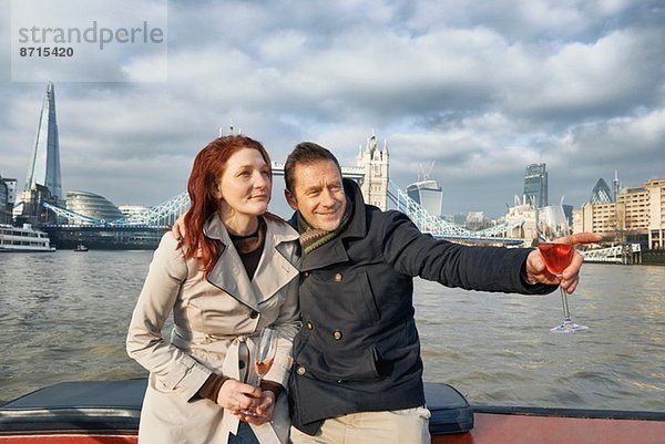 Romantisches Paar auf der Themse mit rosa Champagner  London  UK