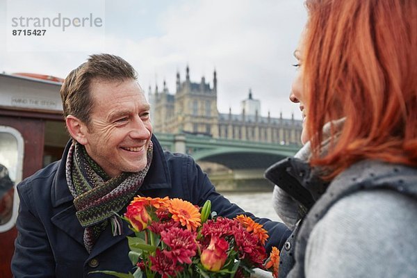 Romantisches reifes Paar mit Blumenstrauß  London  UK