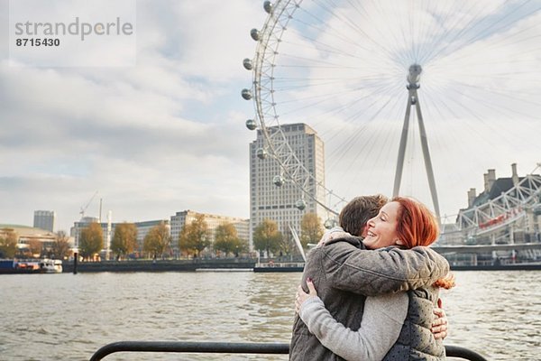 Reife Touristenpaare in der Nähe von London Eye  London  UK