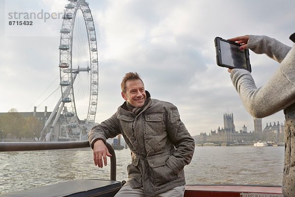 Reife Touristenpaare fotografieren sich selbst und London Eye  London  UK