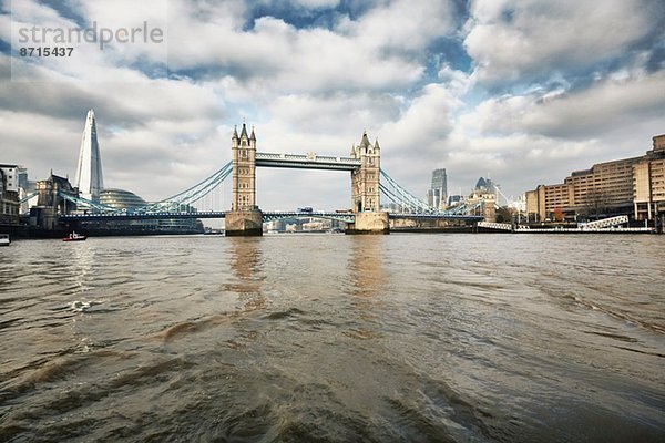 Blick auf Tower Bridge und The Shard  London  UK