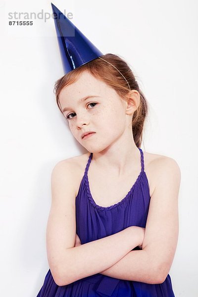 Porträt eines Mädchens mit gefaltetem Partyhut