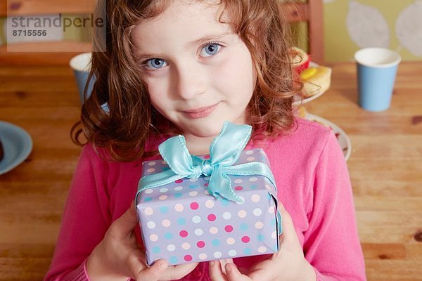 Porträt eines Mädchens mit Geburtstagsgeschenk