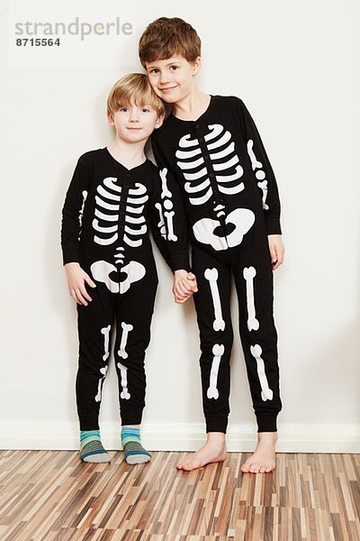 Zwei Jungen in Skelett-Outfits